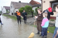 Biskup Andrzej Czaja wśród powodzian.