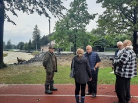 Biskup Waldemar wśród powodzian._5