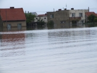 Ordynariusz opolski w łodzi wśród powodzian