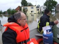 Ordynariusz opolski w łodzi wśród powodzian