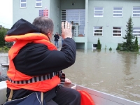 Ordynariusz opolski w łodzi wśród powodzian