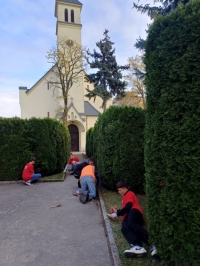 Wolontariusze SKC w Raszowej - sprzątanie cmentarza_2