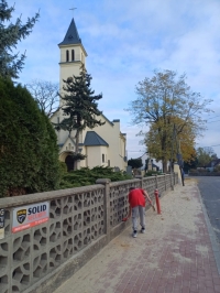 Wolontariusze SKC w Raszowej - sprzątanie cmentarza_3