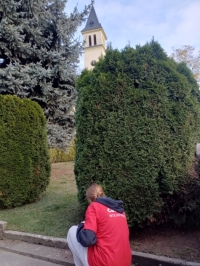 Wolontariusze SKC w Raszowej - sprzątanie cmentarza_4